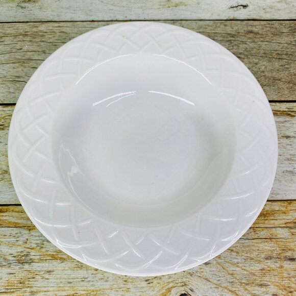 Oneida PICNIC  All White Embossed Rim Stoneware Round 9" Rim Soup Bowl Set of 4 - Picture 4 of 16